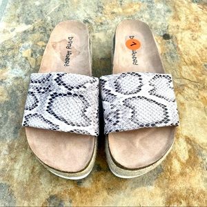 Dirty laundry snakeskin print platform sandals size 7